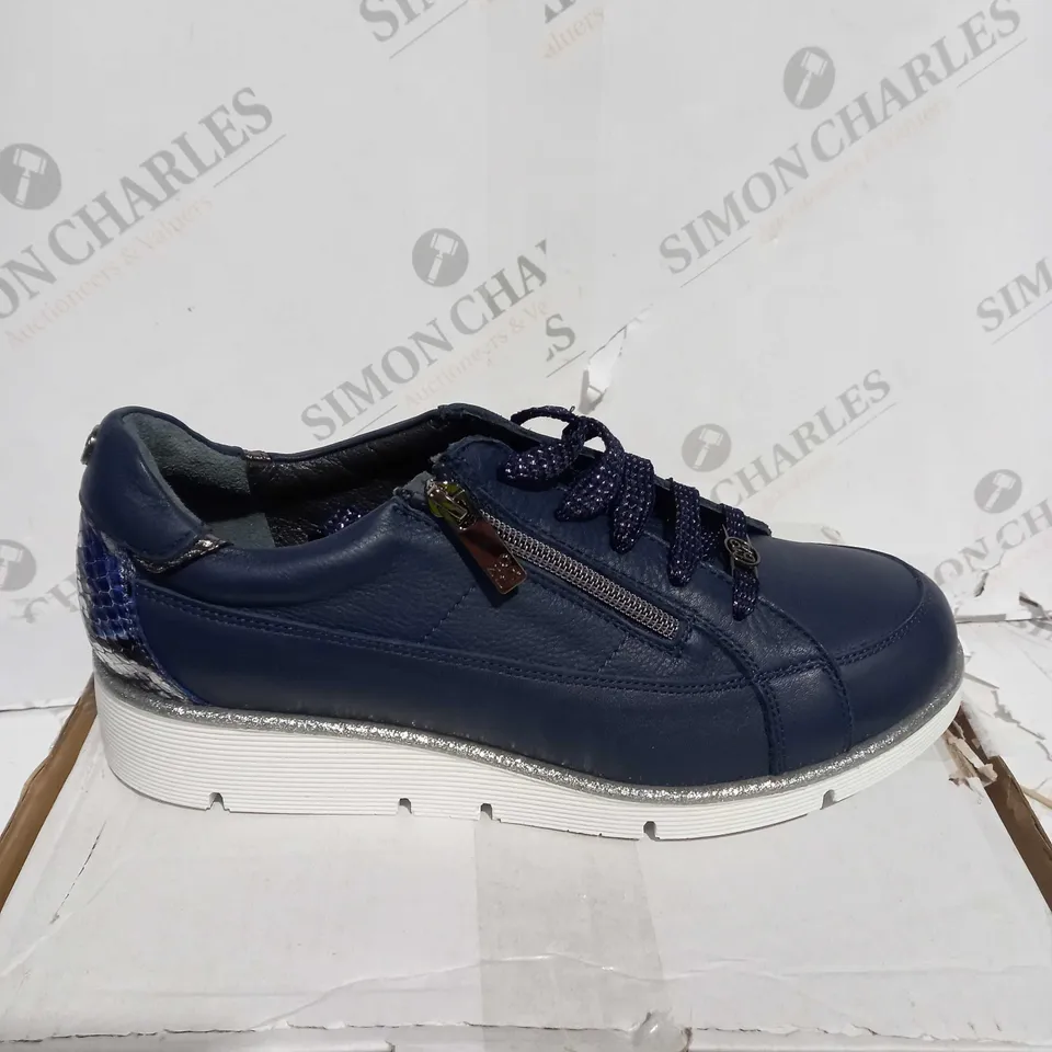MODA IN PELLE GENE TRAINER - NAVY UK 8 
