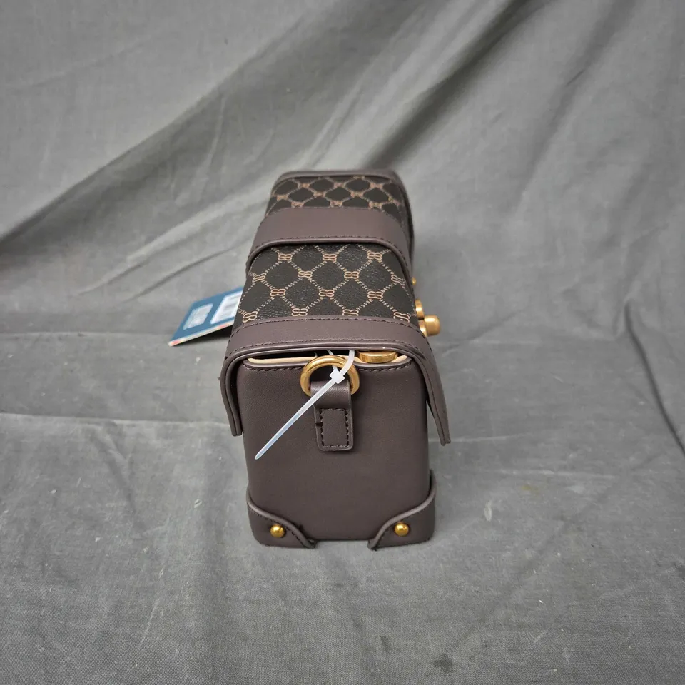 BESSIE LONDON MONOGRAM CROSSBODY BAG – COFFEE