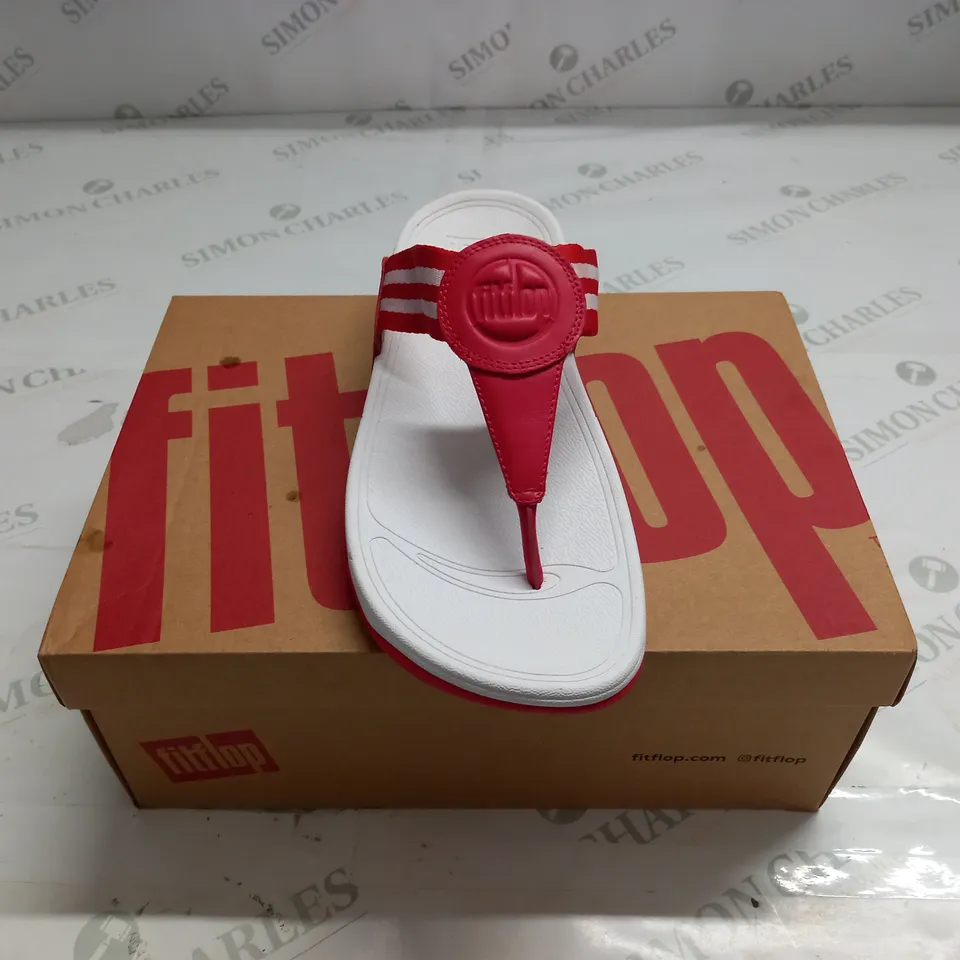 BOXED PAIR OF FITFLOPS WALKSTAR TOE POST SANDALS IN RED - UK 6