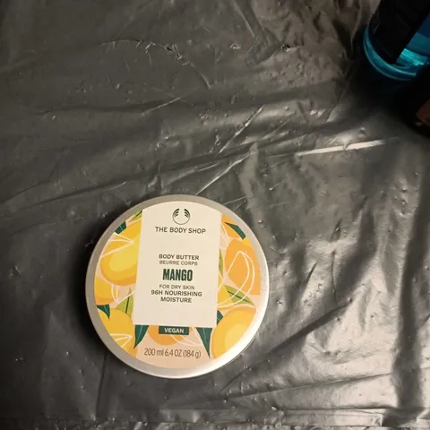 APPROXIMATELY 25 ASSORTED COSMETICS ITEMS TO INCLUDE THE BODY SHOP BUTTER, AFTERSHAVE COLONGE, DR SQUANCH LOTION AND TRAVEL BOTTLES