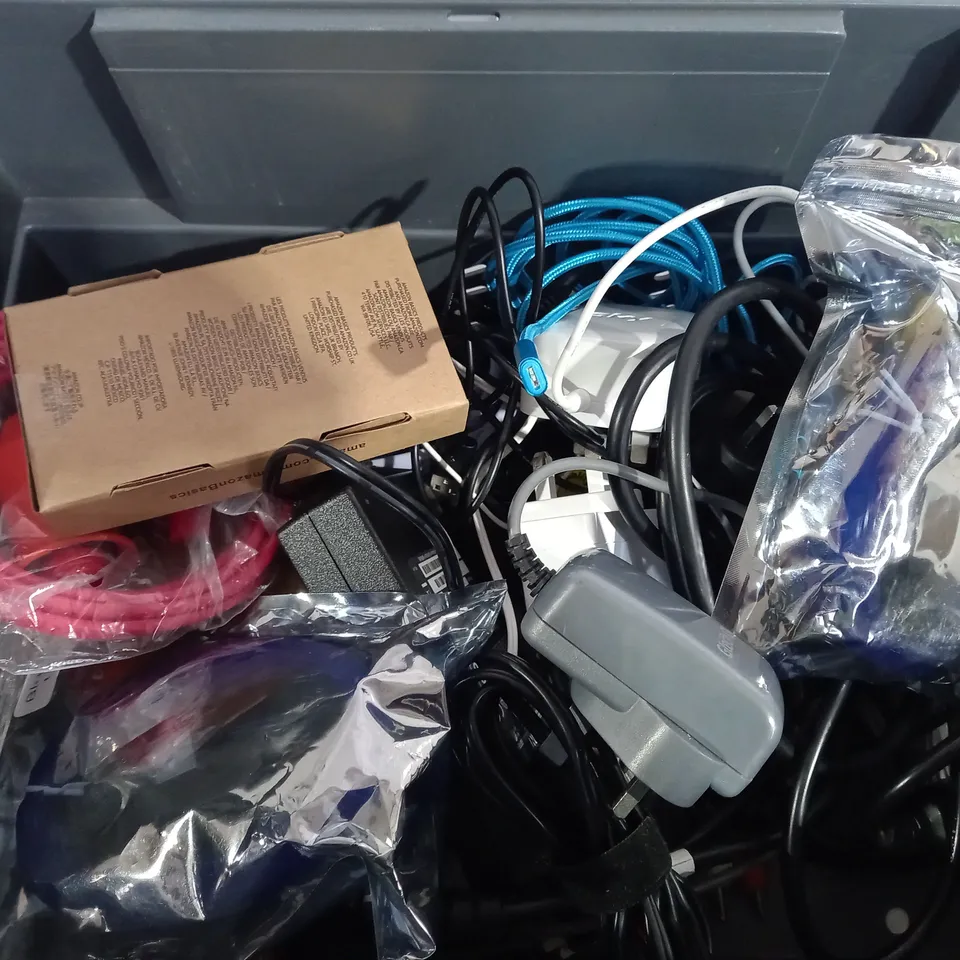 BOX OF APPROXIMATELY 8ASSORTED ITEMS TO INCLUDE - BT HUB - USB CABLE - NEXUS METAL LIGHT SWITCH ECT