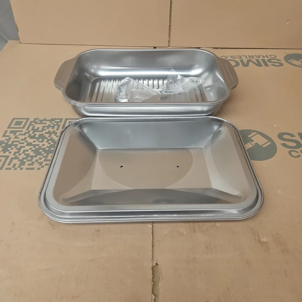 PAIR OF STAINLESS STEEL ROASTING PANS WITH LIDS