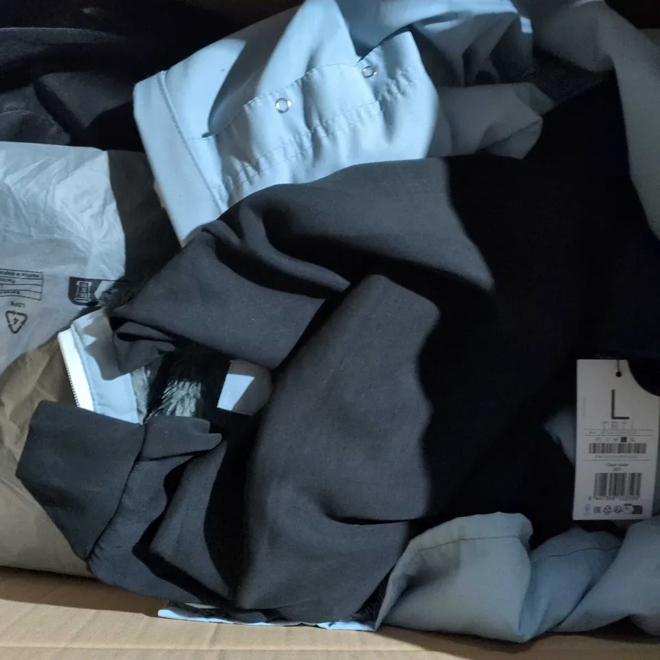 APPROXIMATELY 25 ASSORTED CLOTHING ITEMS IN VARIOUS SIZES, STYLES & COLOURS TO INCLUDE BRANDS SUCH AS PATRA, KINDLY YARN, STRADIVARIUS, ETC - COLLECTION ONLY