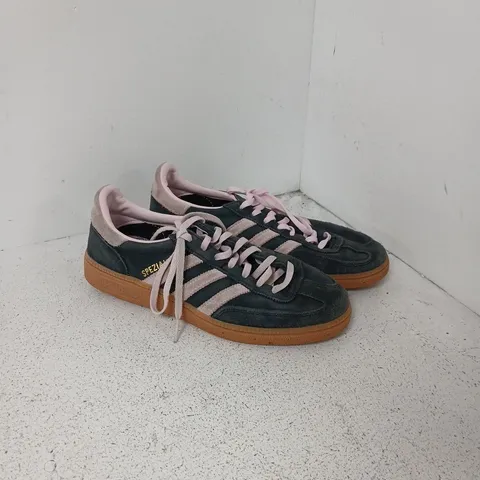 ADIDAS SAMBA-STYLE SNEAKERS – DARK GREEN WITH PINK TRIM (UK 6 1/2) (WOMEN)
