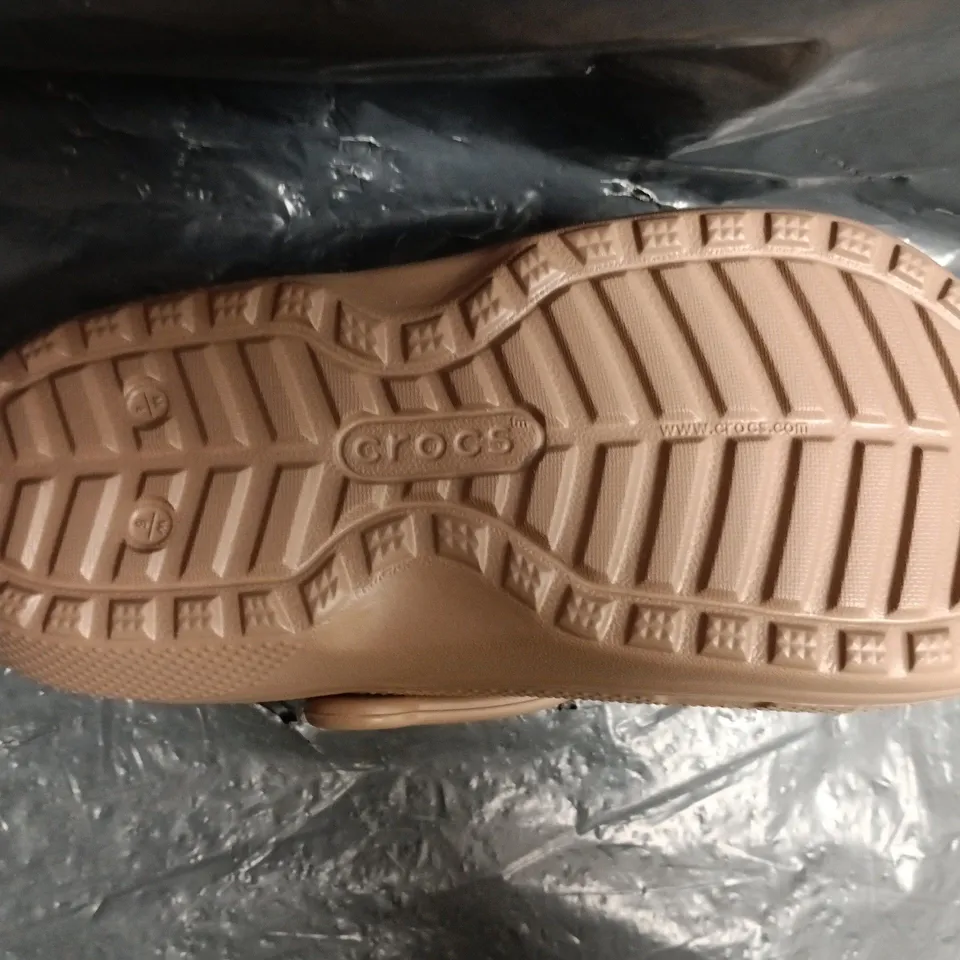 PAIR OF CROCS CLASSIC LINED CLOGS IN CHOCOLATE SIZE UK M3/W4