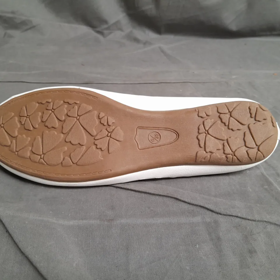 APPROXIMATELY 10 PAIRS OF LADIES SOLE SENSATION CUT OUT DETAIL PUMPS WHITE SIZE 6