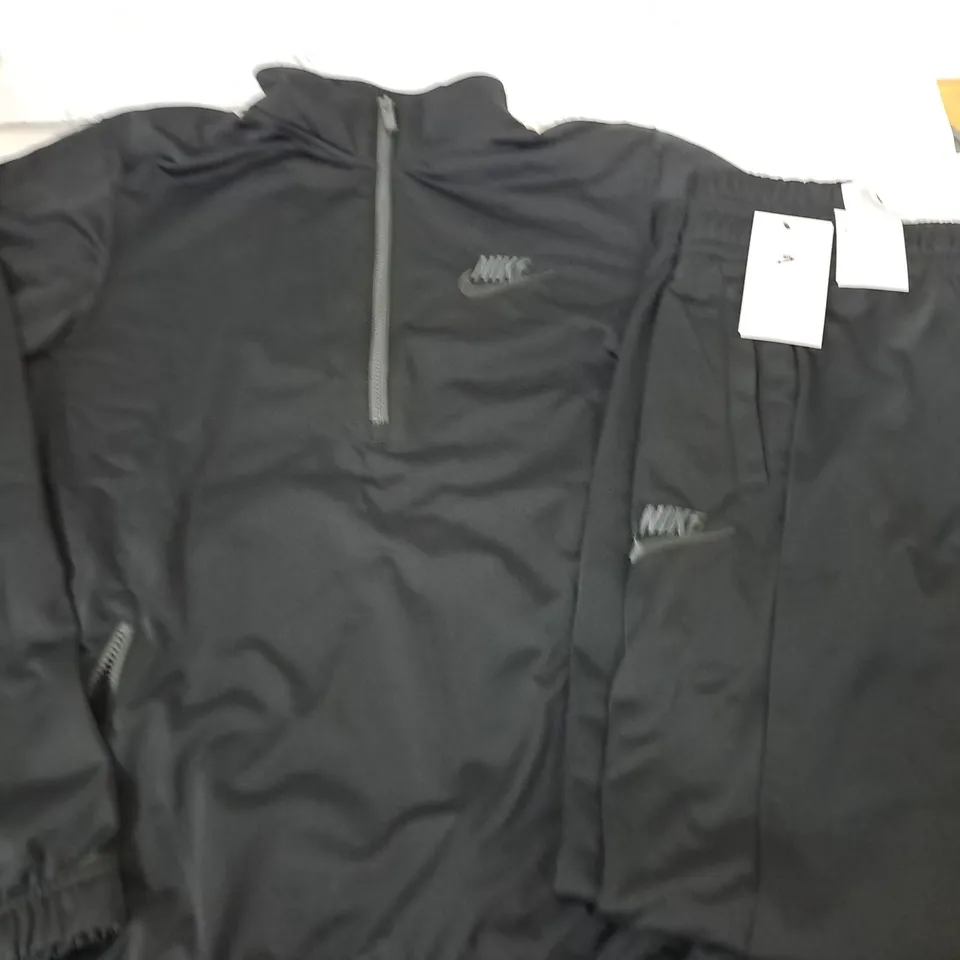 NIKE STANDARD FIT BLACK TRACKSUIT - L