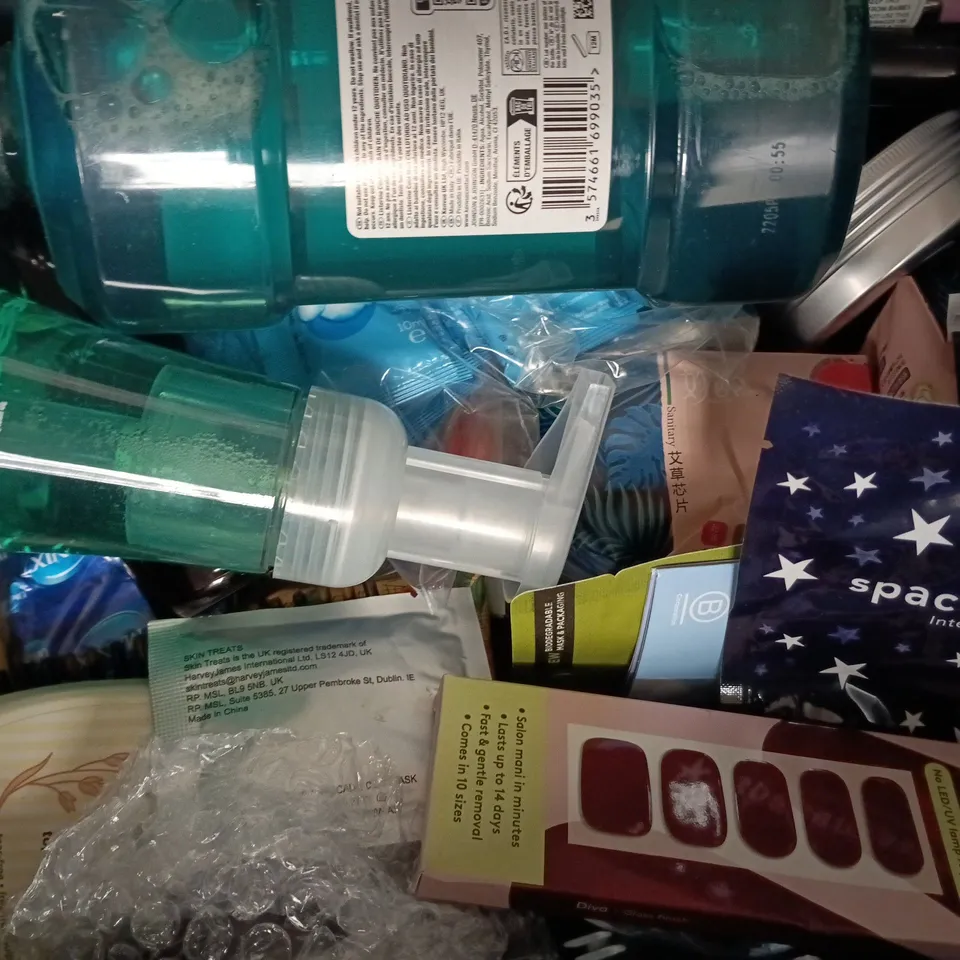 APPROXIMATELY 20 ASSORTED COSMETIC ITEMS TO INCLUDE LISTERINE, METHOD, ETC - COLLECTION ONLY