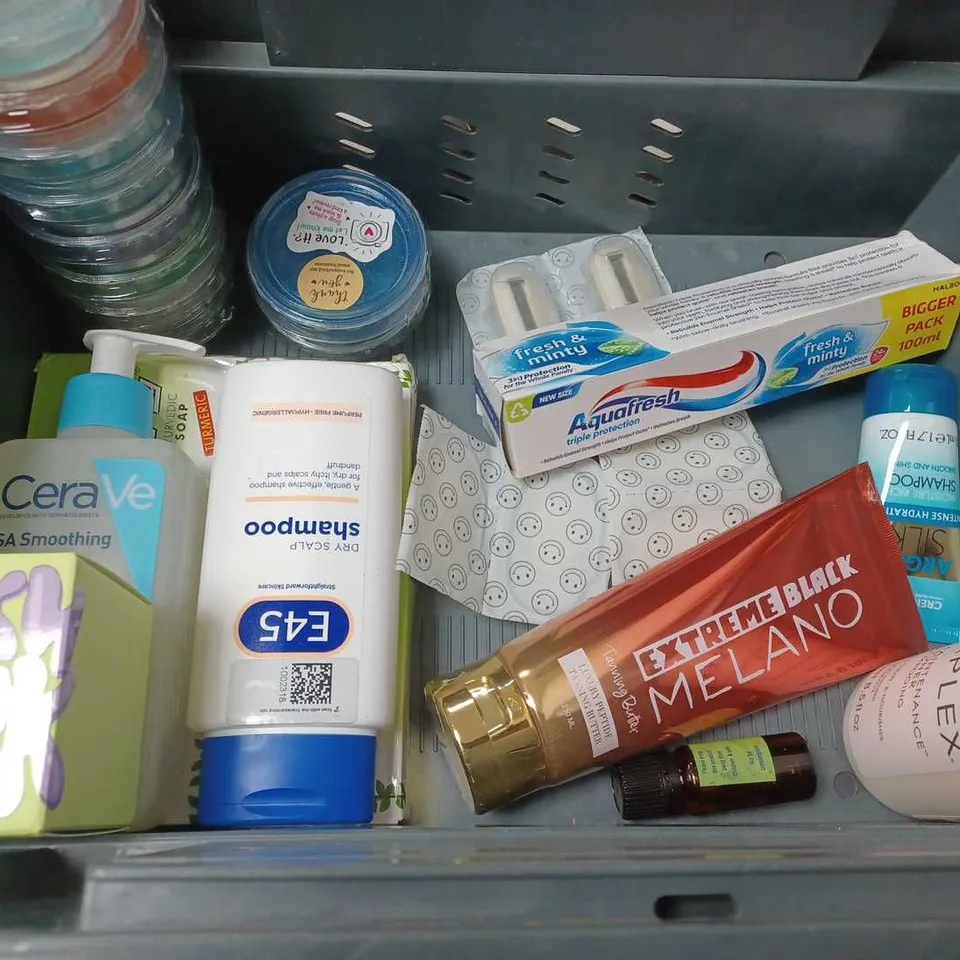 LOT OF APPROXIMATELY 25 ASSORTED HEALTH AND BEAUTY ITEMS TO INCLUDE AVEENO OAT RICH SERUM AND JASON CONDITIONER