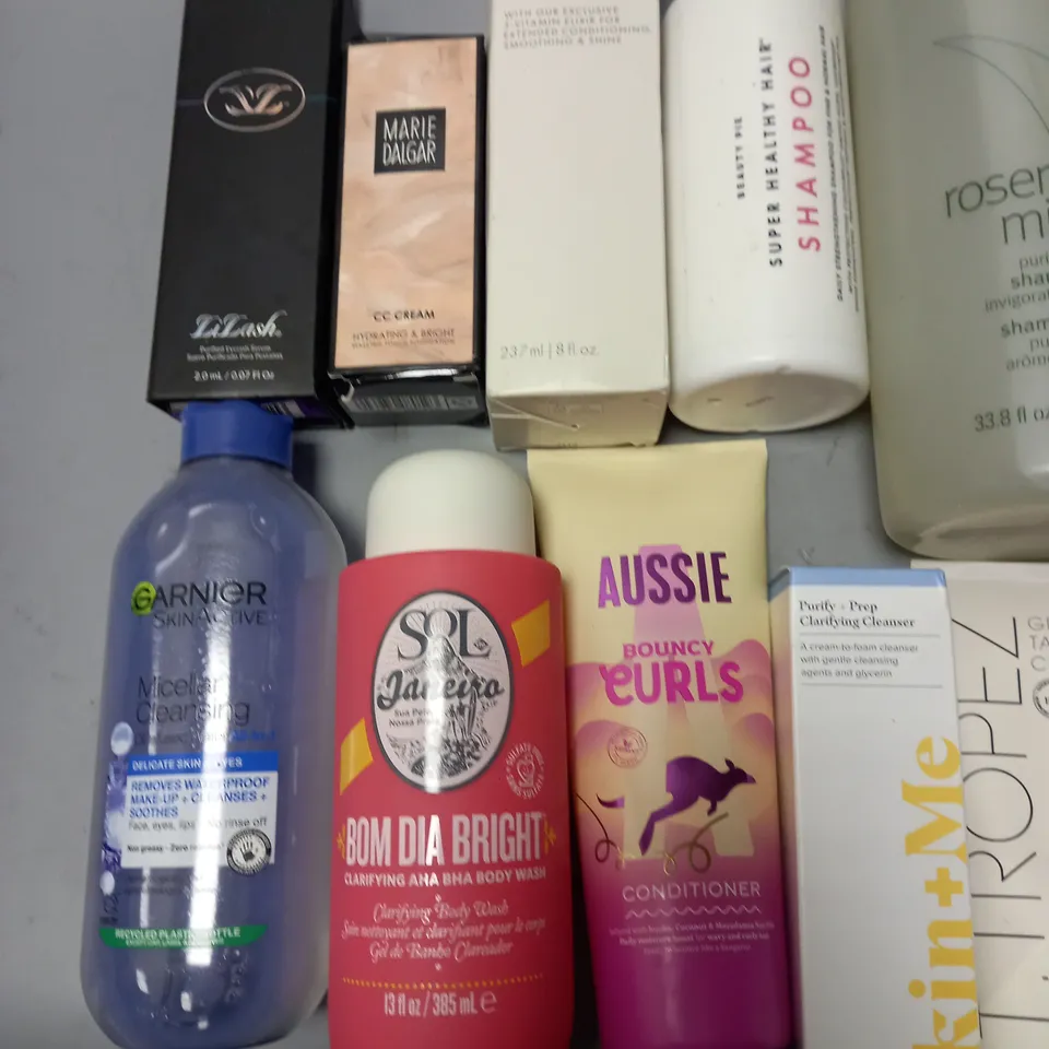 LOT OF APPROXIMATELY 25 ASSORTED HEALTH AND BEAUTY ITEMS TO INCLUDE BEAUTY PIE TRANSFORMING CLEANSER, GEORGIEMANE HAIR MASK AND AVEDA SHAMPOO