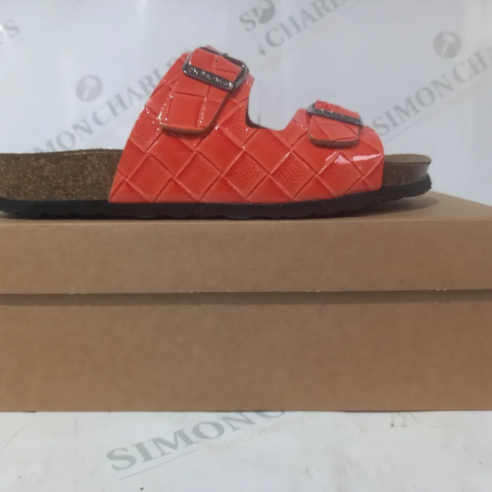 BOXED PAIR OF BONOVA OPEN TOE SANDALS IN ORANGE SIZE 6