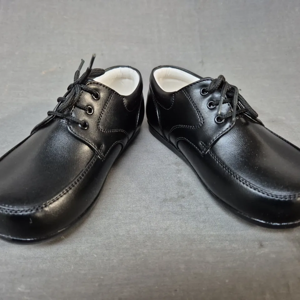 BOXED PAIR OF EARLY STEPS KID'S SHOES IN BLACK EU SIZE 25