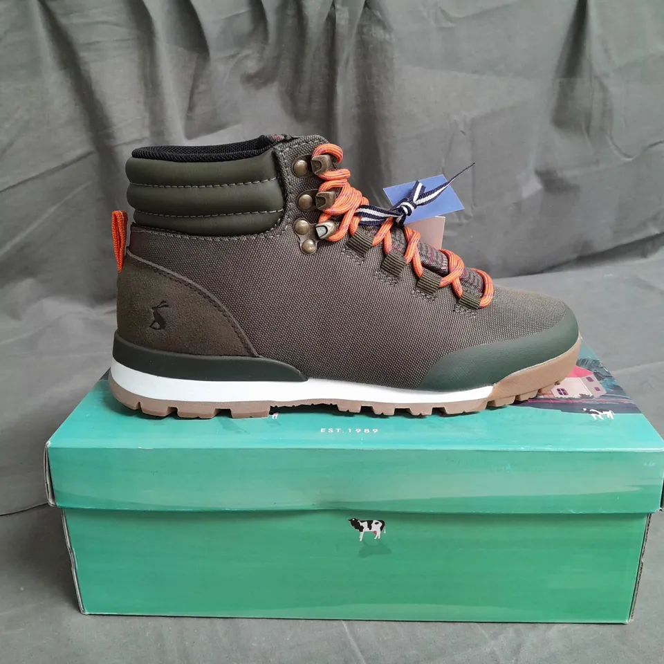 BOXED PAIR OF JOULES CHEDWORTH KHAKI BOOTS SIZE UK 4 