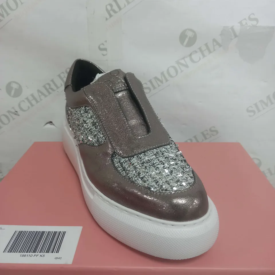 BOXED MODA IN PELLE ALTHEA PEWTER LEATHER GLITTER SHOES - SIZE 5