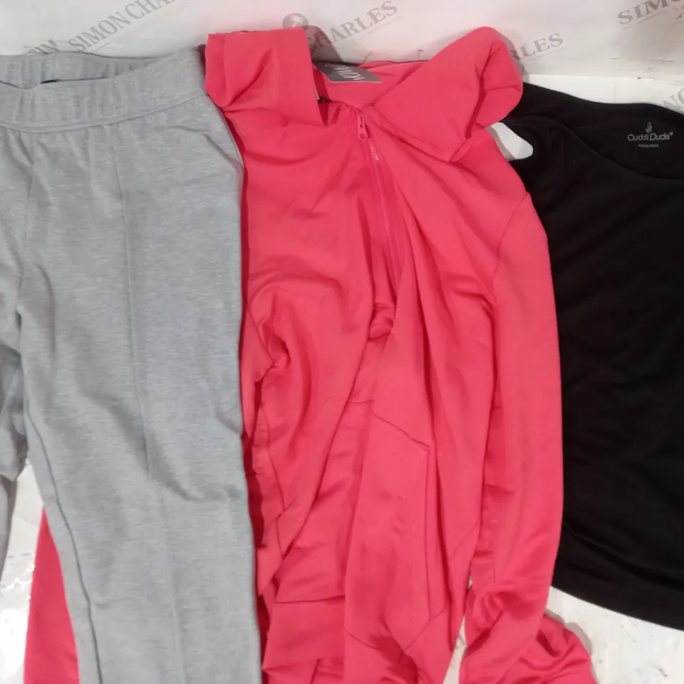 BOX OF APPROXIMATELY 10 ASSORTED CLOTHING ITEMS IN VARIOUS STYLES AND SIZES TO INCLUDE CUDDLDUDS, KIM & CO, CRYSTAL KODE, ETC