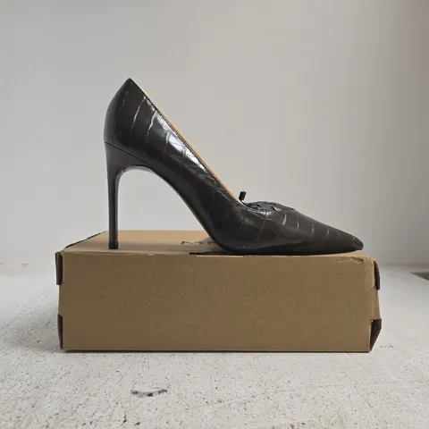 BOXED PAIR OF MANGO POINTED TOE STILETTO HEELS IN DUSTY BROWN SIZE UK 4