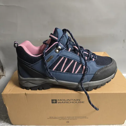 BOXED PAIR OF MOUNTAIN WAREHOUSE PATH WOMENS OUTDOOR WATERPROOF WALKING BOOTS IN NAVY - UK 4