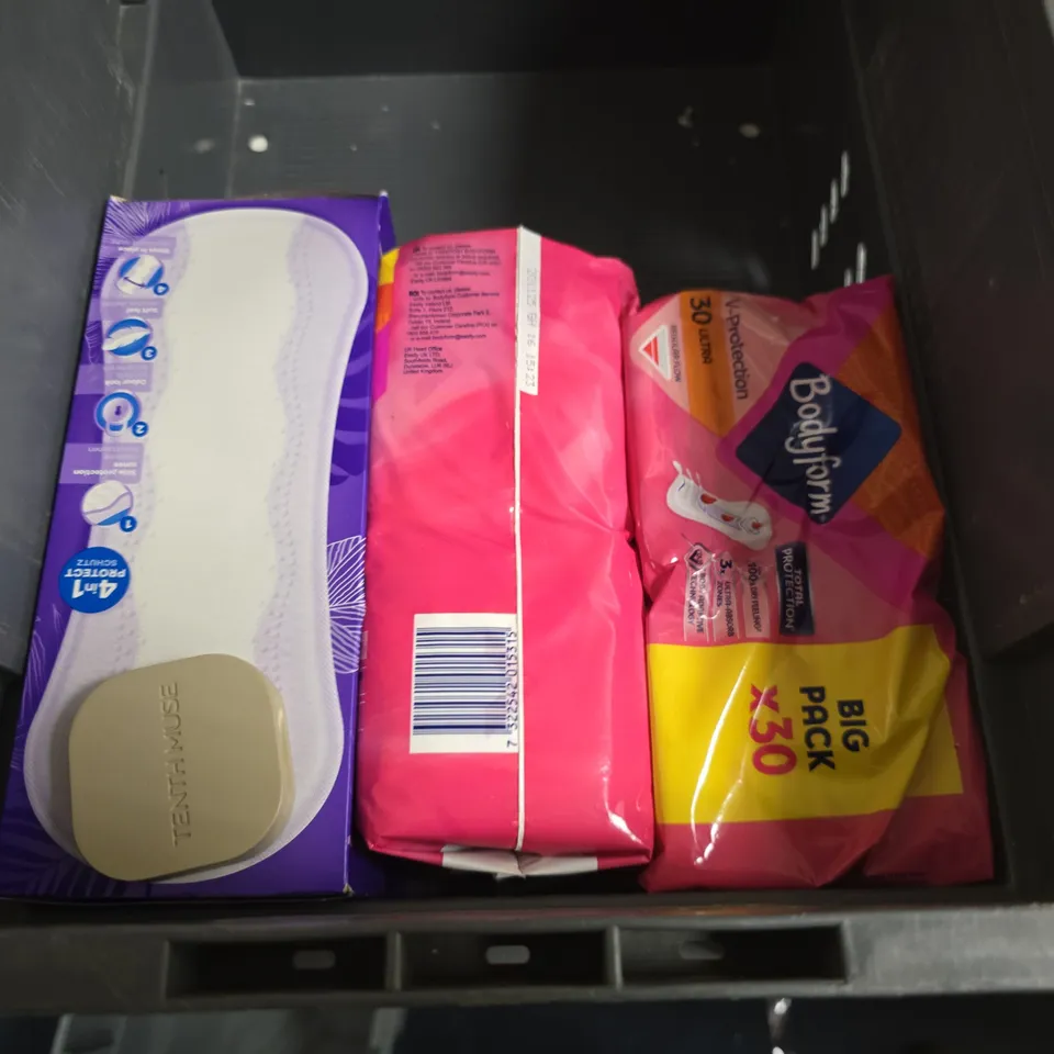 LOT OF APPROXIMATELY 14 ASSORTED HEALTH AND BEAUTY ITEMS TO INCLUDE LOREAL CLEANSER, VIKING BEARD BRUSH SET AND PALMOLIVE SOAP