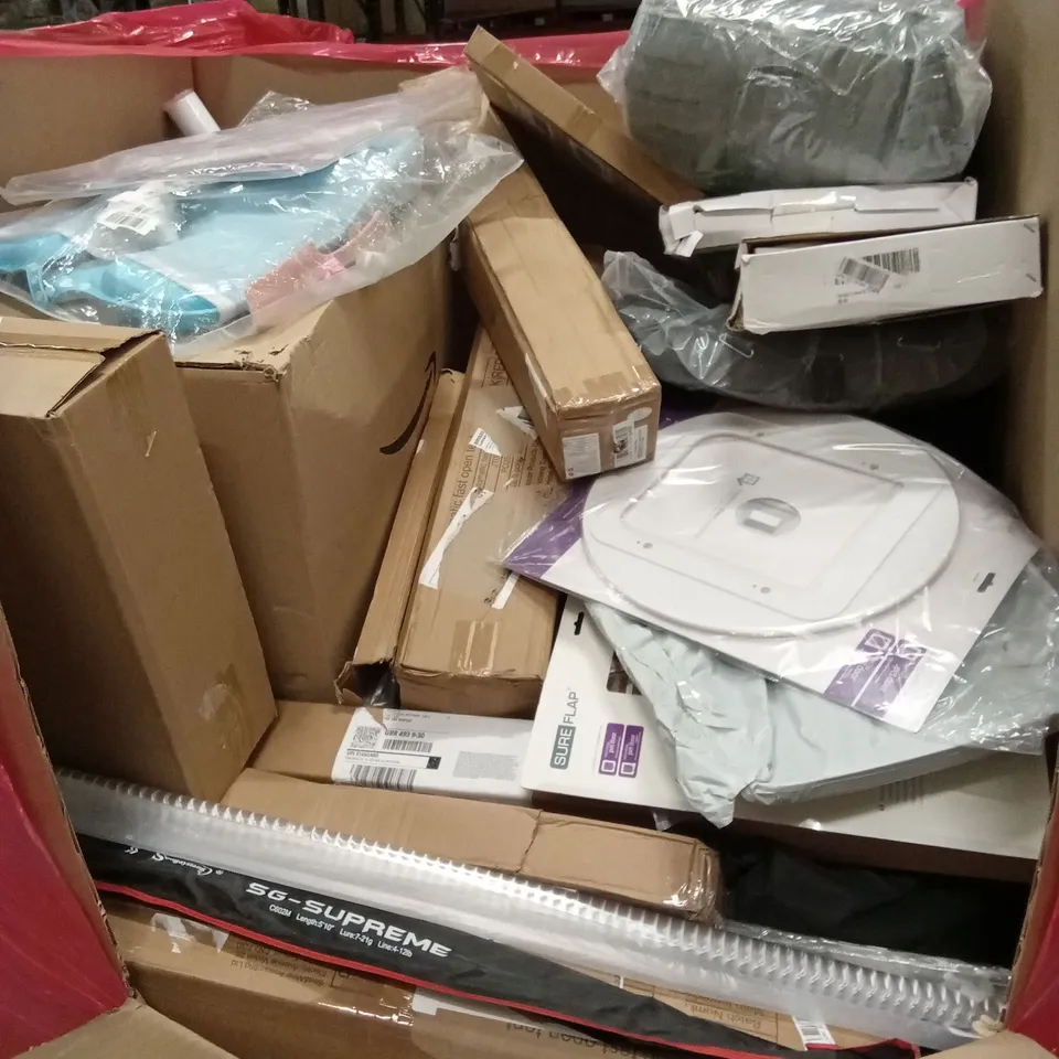 PALLET OF ASSORTED HOUSEHOLD GOODS AND PRODUCTS TO INCLUDE; DOG CRATE, STAINLESS STEEL FAUCET, RETRACTABLE GATE ETC