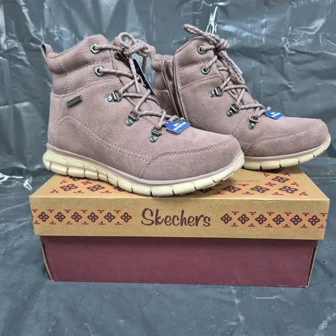 SKECHERS SYNERGY WATERPROOF BOOT MAUVE - SIZE 5