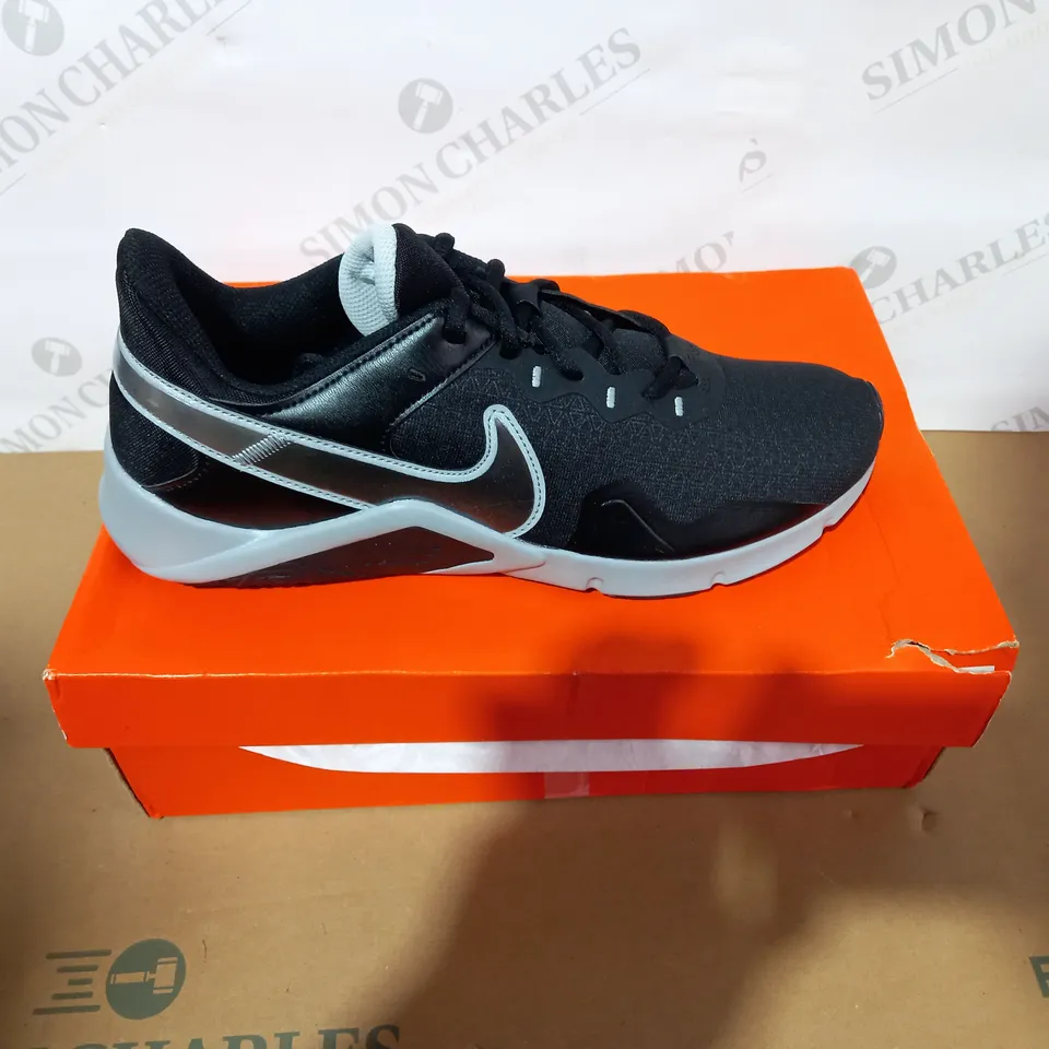 BOXED PAIR OF DESIGNER BLACK/SILVER TRAINERS SIZE 9.5