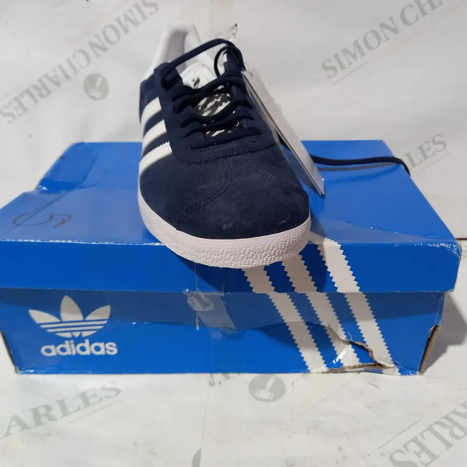 BOXED PAIR OF ADIDAS GAZELLE SHOES IN NAVY UK SIZE 6