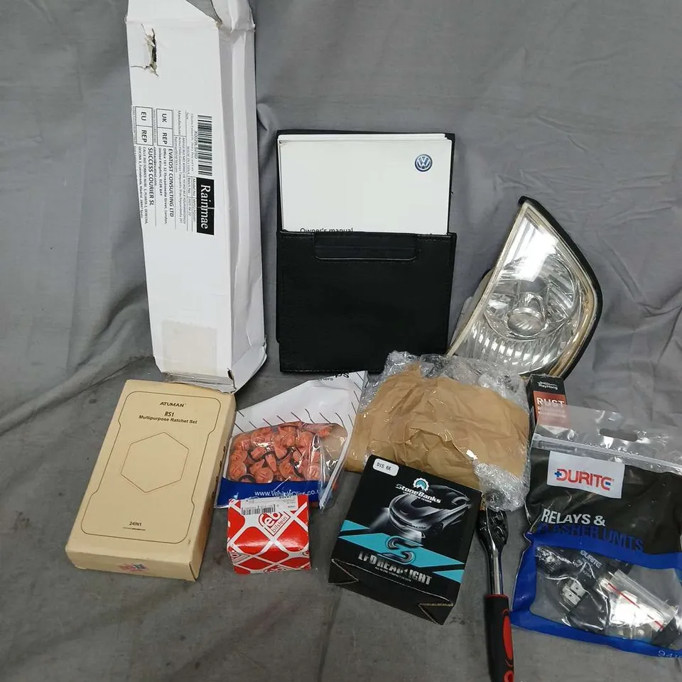 APPROXIMATELY 10 ASSORTED VEHICLE PARTS & ACCESORIES TO INCLUDE VW BEETLE OWNERS MANUAL, MULTIPURPOSE RATCHET SET, HEADLIGHT, ETC