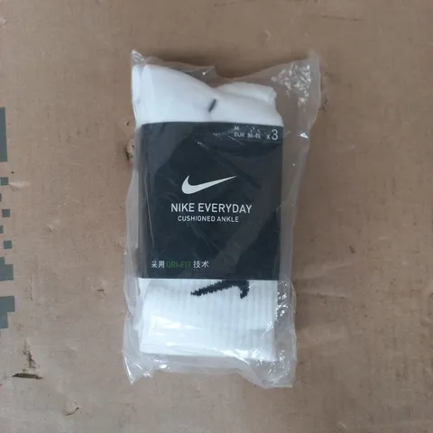 NIKE EVERYDAY CUSHIONED ANKLE SOCKS (3-PACK) IN WHITE SIZE MEDIUM