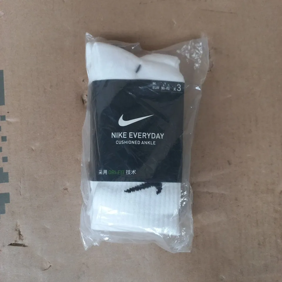 NIKE EVERYDAY CUSHIONED ANKLE SOCKS (3-PACK) IN WHITE SIZE MEDIUM