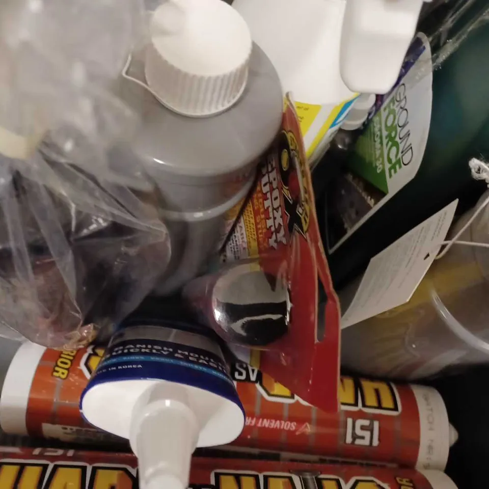 LOT OF APPROX 15 ASSORTED HOUSEHOLD ITEMS TO INCLUDE BEBBINGTONS MASONRY WEATHERING TINT, MR MUSCLE GLASS CLEANER, THE ORIGINAL GORILLA WOOD FILLER, ETC 