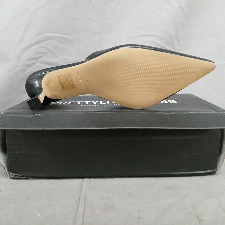 BOXED PAIR OF PRETTY LITTLE THING POINTED TOE LOW HEELS SHOES IN BLACK SIZE 5