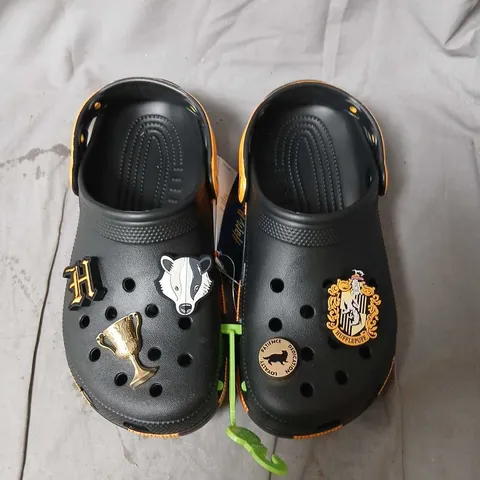 CROCS HARRY POTTER HUFFLEPUFF CLASSIC CLOG – UK 5 (US 6 / EU 38-39), BLACK