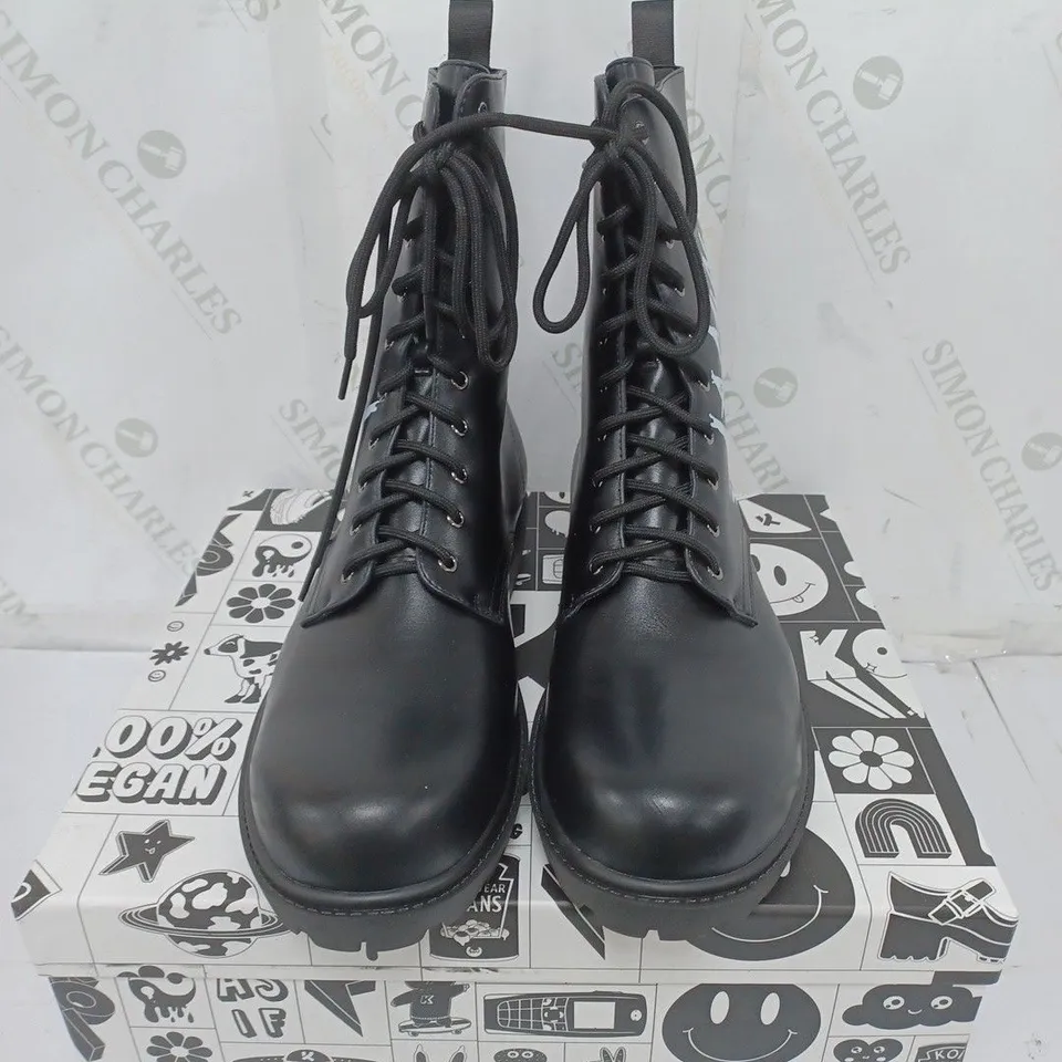 KOI FOOTWEAR MENS BLACK ANIMAL FREE MILITARY BOOTS SIZE 10
