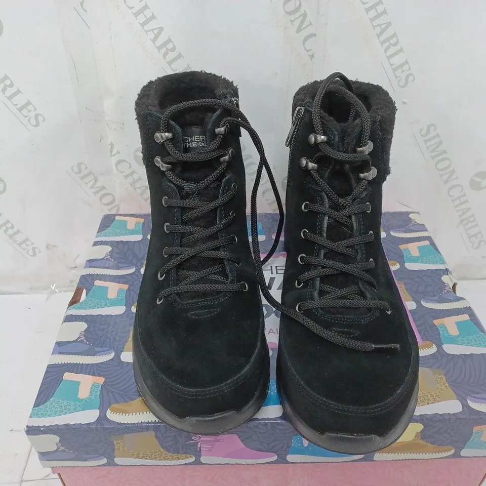 BOXED PAIR OF SKECHERS ON-THE-GO STELLAR WATERPROOF LACE UP BOOTS IN BLACK SIZE 7