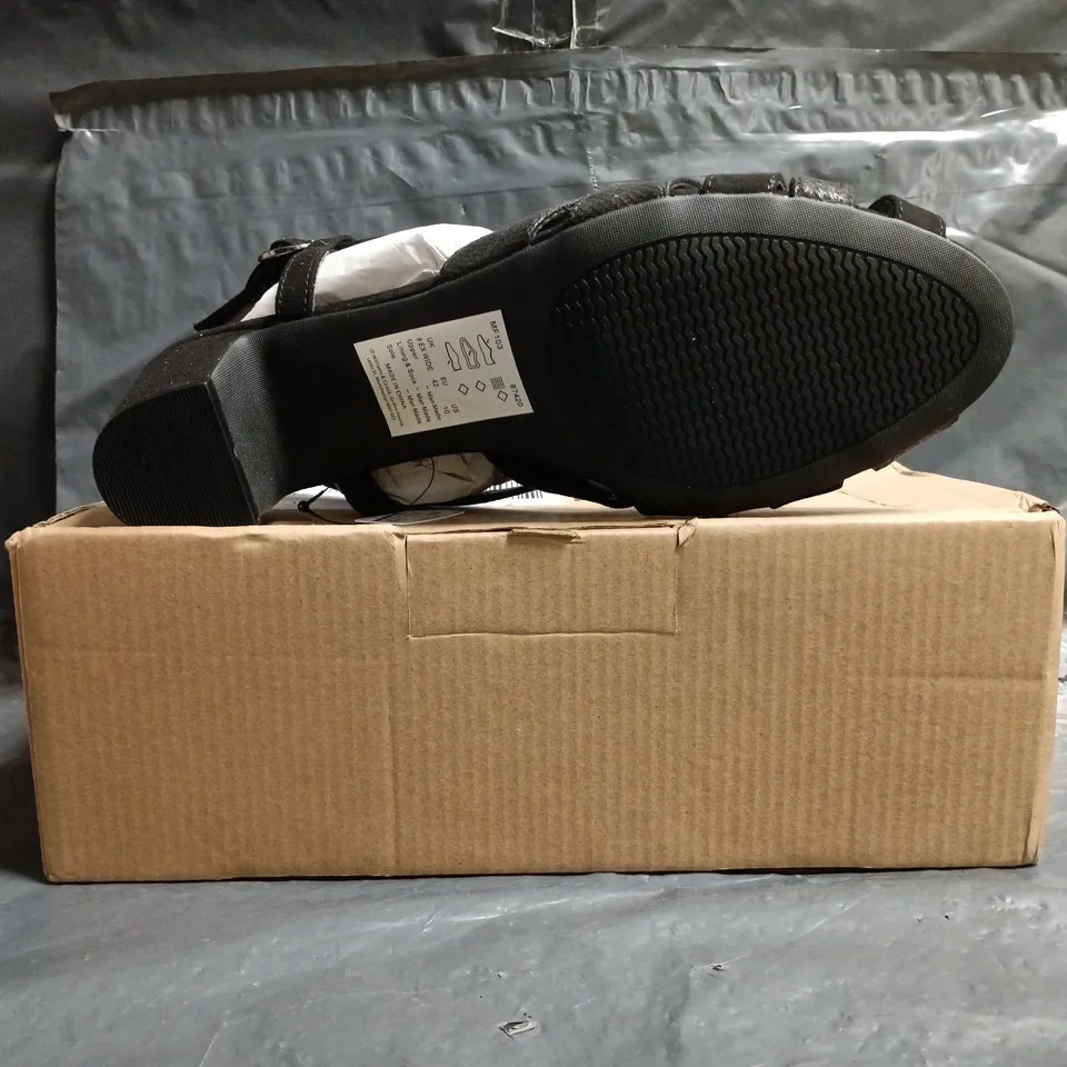 BOXED PAIR OF JD WILLIAMS PEEP TOE BLOCK HEEL SANDALS IN BLACK SIZE UK 8