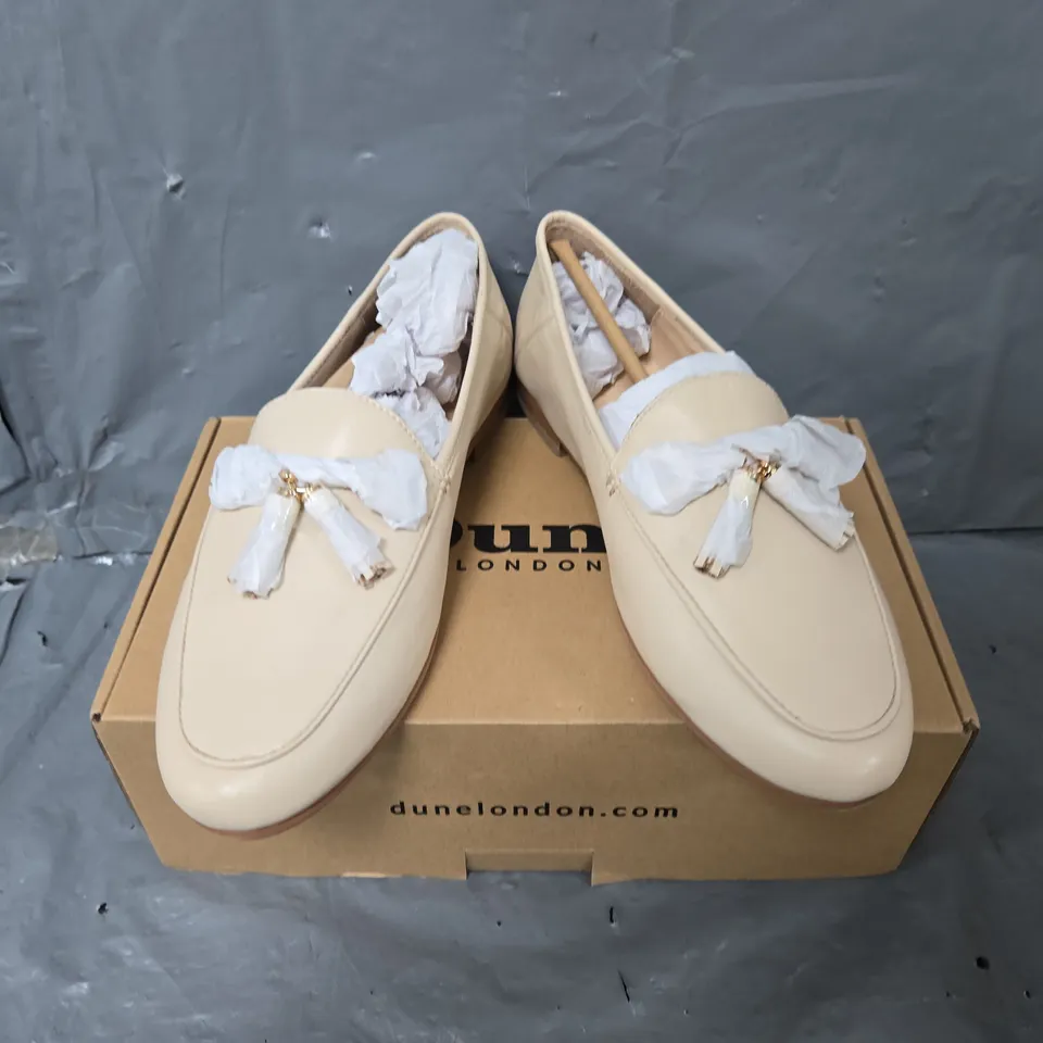 BOXED PAIR OF DUNE FLEXIBLE SOLE TASSLE IN LEATHER BEIGE - SIZE 7