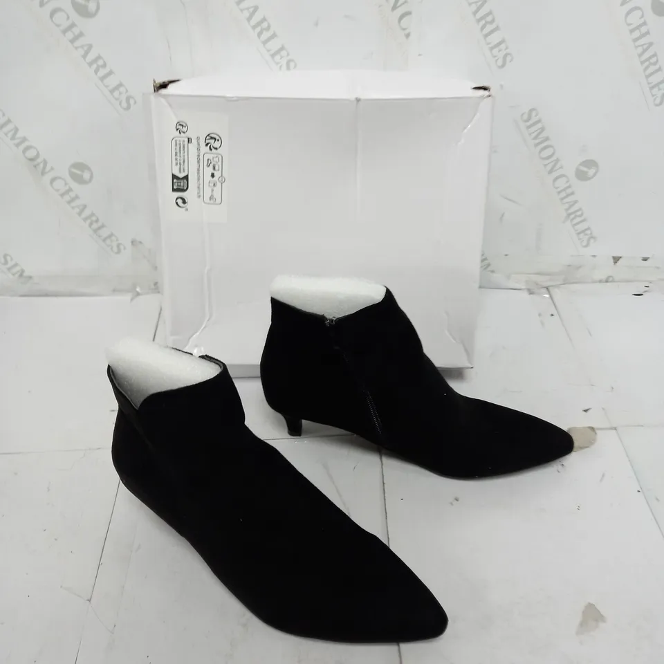 BOXED PAIR OF ZIP UP LOW HEELED BOOTS BLACK SIZE 41 