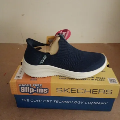 BOXED PAIR OF SKECHERS ULTRA FLEX 3.0 TRAINERS IN NAVY - SIZE 5