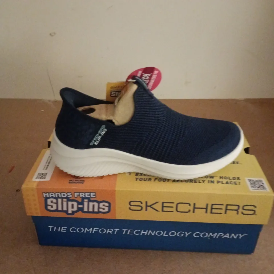 BOXED PAIR OF SKECHERS ULTRA FLEX 3.0 TRAINERS IN NAVY - SIZE 5
