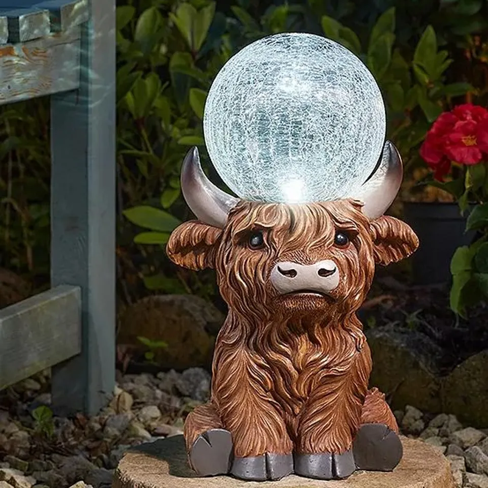 SMART GARDEN CHARMING HIGHLAND COW GARDEN ORNAMENT WITH LED’S BOXED