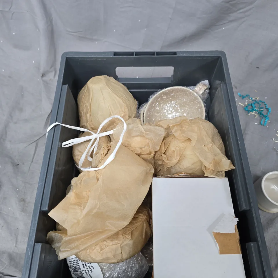 TOTE OF APPROXIMATELY 14 ASSORTED GLASS/CERAMIC ITEMS TO INCLUDE: MUG AND COFFEE CUP