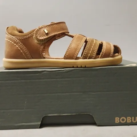 BOXED PAIR OF BOBUX KIDS SANDALS IN CARAMEL EU SIZE 26