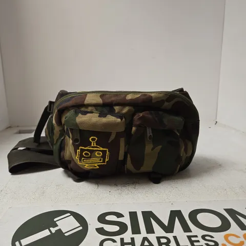 CANON DSLR CAMERA BODY (NO LENS) WITH EXTERNAL MICROPHONE, WINDSCREEN & CHARGER β INCLUDES CAMOUFLAGE BAG