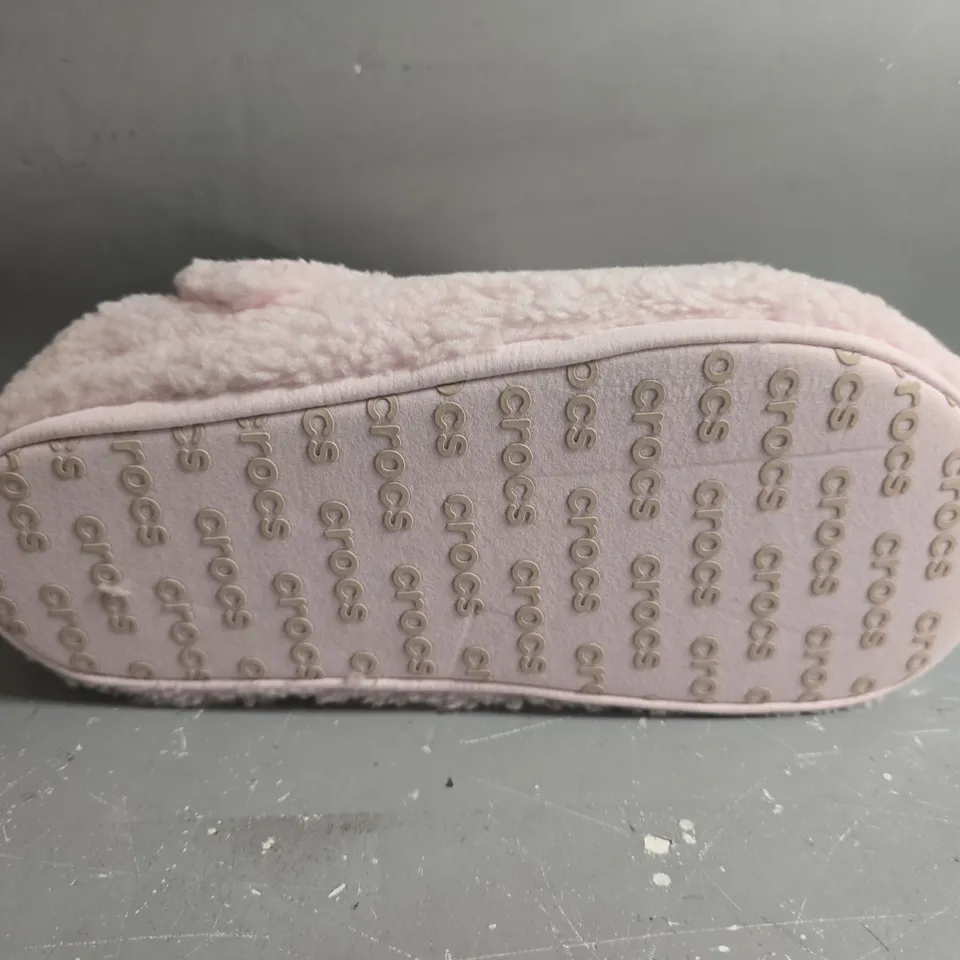 UNBOXED PAIR OF CROCS CLASSIC COZZZY SLIPPERS IN PINK - UK M5/W6