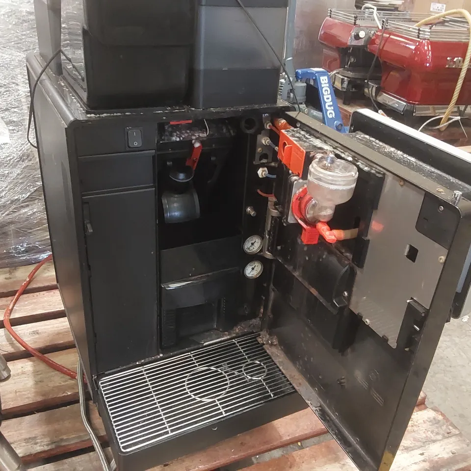 FRANKE A600 COMMERCIAL COFFEE MACHINE WITH MILK CHILLER (2 ITEMS)