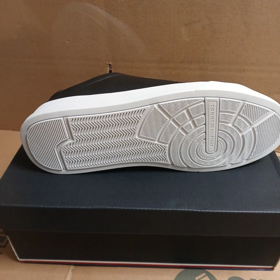 BOXED PAIR OF TOMMY HILFIGER TH COURT CORE TRAINERS – UK 10 