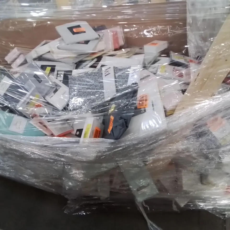 PALLET CONTAINING VERY LARGE AMOUNT OF BRAND NEW FITTED SHEETS, FLAT SHEETS PILLOW CASES ECT. //SIZES AND COLOURS VARY