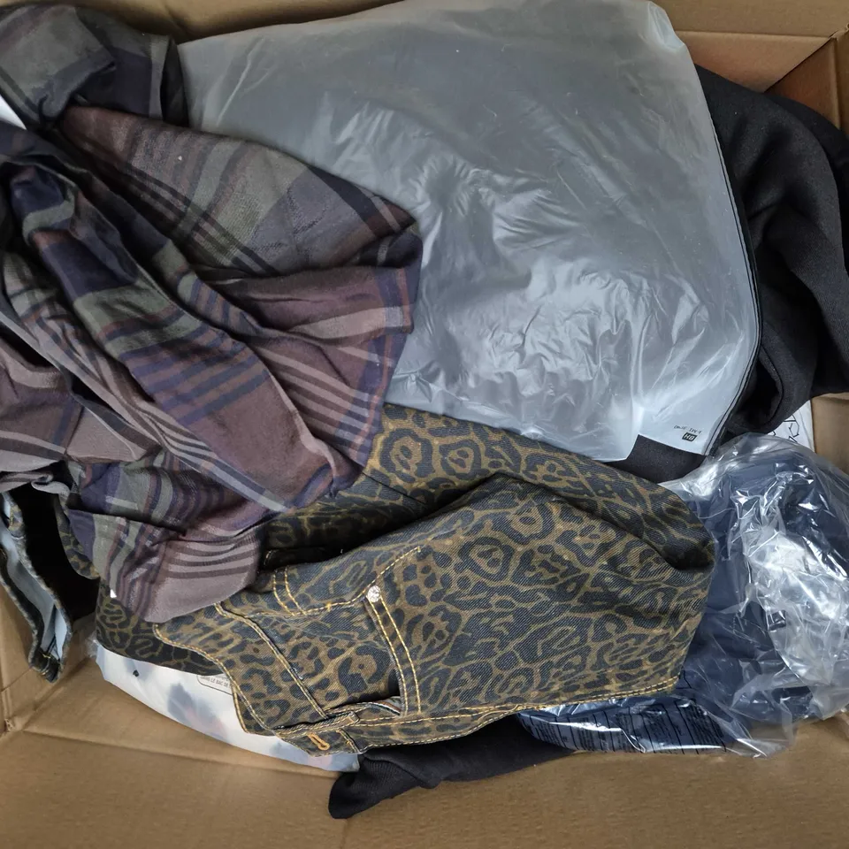 APPROXIMATELY 35 ASSORTED CLOTHING ITEMS IN VARIOUS SIZES, STYLES & COLOURS TO INCLUDE BRANDS SUCH AS ZARA, MNG, FUTURE, ETC - COLLECTION ONLY