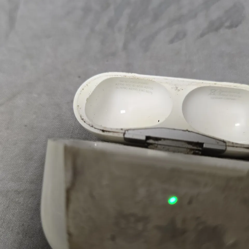 APPLE AIRPODS PRO 2 (A2699, A2698) WIRELESS EARBUDS WITH CHARGING CASE
