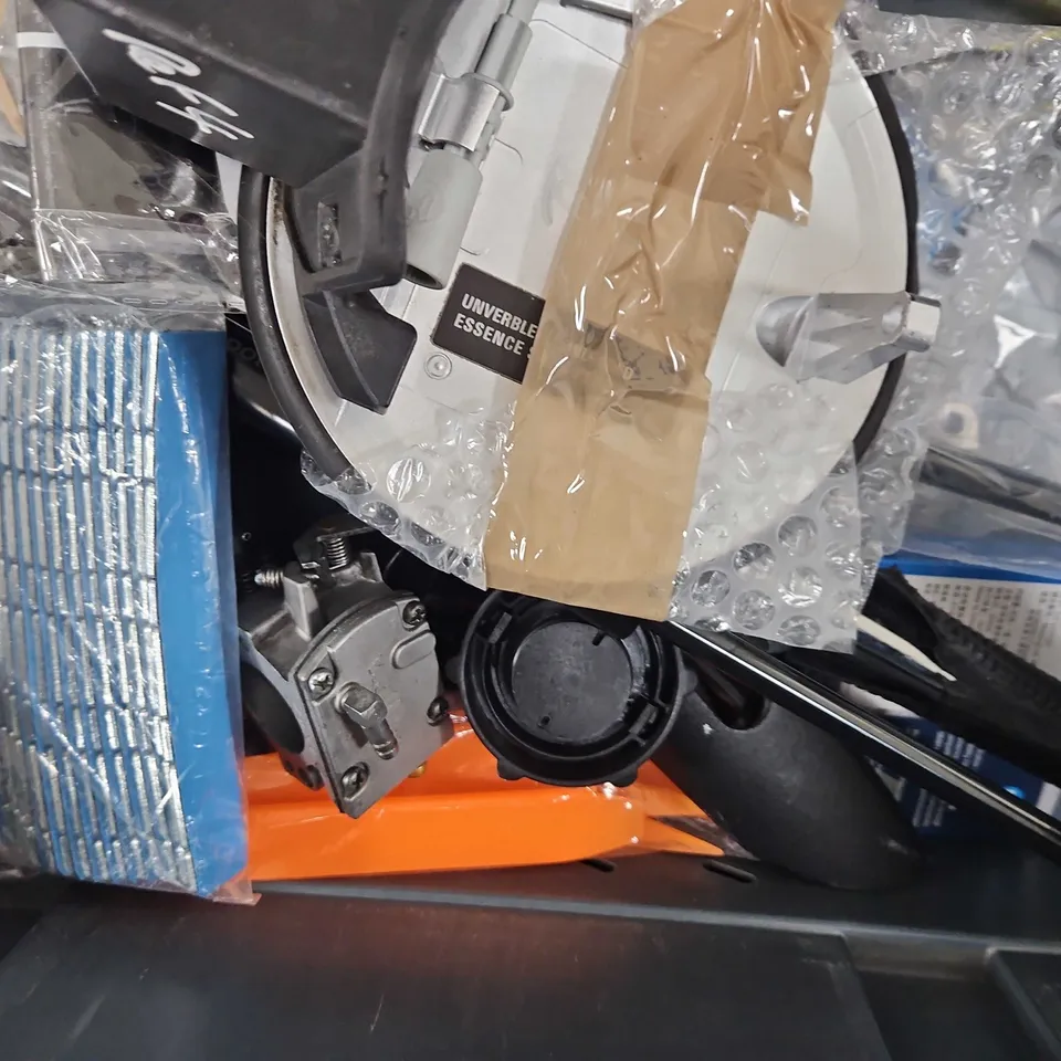 TOTE OF APPROXIMATELY 8 ASSORTED VEHICLE ITEMS TO INCLUDE - 5 TON JACK, REMOTE CAR KEY , LED CAR LIGHTS ETC